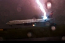 Clip máy bay bị sét đánh ngay tại sân bay