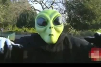 Chạy té khói vì gặp phải... người ngoài hành tinh
