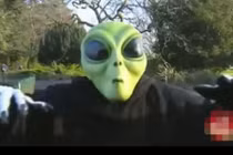 Chạy té khói vì gặp phải... người ngoài hành tinh