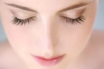 Tác hại đáng sợ của việc nối mi, cấy mi làm đẹp