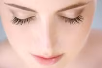 Tác hại đáng sợ của việc nối mi, cấy mi làm đẹp