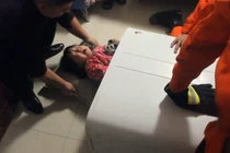 Xem giải cứu bé gái 2 tuổi mắc kẹt trong máy giặt