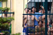 Thân thể đầy hình xăm của giang hồ ở trại cai nghiện