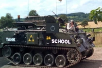 Cụ bà lái xe tăng mừng sinh nhật 101 tuổi