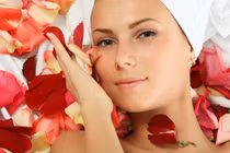 Cách làm mặt nạ cánh hoa hồng cho da tươi sáng