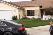 Bá đạo với màn nhổ răng cho con bằng xe "khủng"