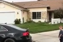 Bá đạo với màn nhổ răng cho con bằng xe "khủng"