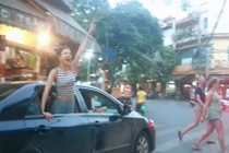 Chân dài lắc lư trên xế hộp, gào rú quanh Hồ Gươm