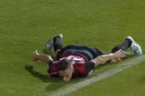 Màn ăn mừng bàn thắng trơ trẽn chưa từng thấy