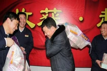 Nhân viên mang bao tải đựng tiền thưởng Tết