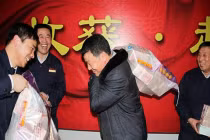 Nhân viên mang bao tải đựng tiền thưởng Tết