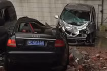 Kinh hoàng cảnh đổ nước phá nát 3 ô tô