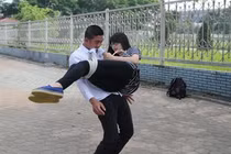 “Dị nhân” Thanh Hóa dùng răng nhấc bổng người đẹp