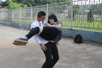 “Dị nhân” Thanh Hóa dùng răng nhấc bổng người đẹp