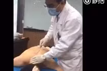 Màn châm cứu bằng "kim tiêm voi" khiến bất cứ ai cũng ghê sợ