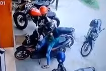 Chào thua trước màn dắt xe “ngớ ngẩn” của trai trẻ