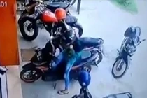 Chào thua trước màn dắt xe “ngớ ngẩn” của trai trẻ