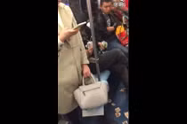 Clip ăn mày đếm tiền không ngơi tay trên tàu điện ngầm