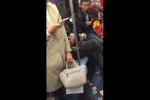 Clip ăn mày đếm tiền không ngơi tay trên tàu điện ngầm