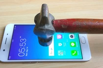 Oppo F1s sẽ ra sao khi bị đập bằng búa, đục sắt?