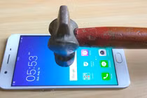 Oppo F1s sẽ ra sao khi bị đập bằng búa, đục sắt?