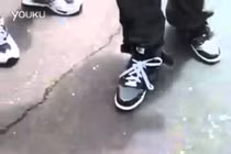 Tuyệt chiêu buộc dây giày không cần dùng tay