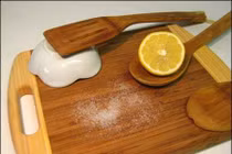 Mẹo vệ sinh thớt bằng chanh và muối cực hay