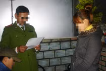 Thiếu tá công an bị kiện vì... khám ngực gái trẻ