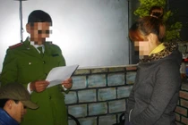 Thiếu tá công an bị kiện vì... khám ngực gái trẻ