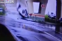 Range Rover nát bét sau cú bay từ cầu vượt xuống đường