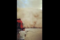 Xem bão cát khủng khiếp chưa từng thấy