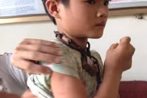 Nghệ An: Bé trai bị xích cổ đi lang thang khắp nơi