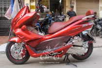 Honda PCX đỏ lòm, nổi bần bật tại Hà Nội