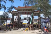 "Thần đèn" nâng cổng chùa 70 tấn ngoạn mục ở Sài Gòn