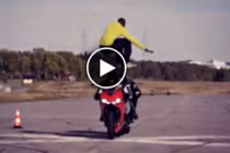 Cú nhảy kinh ngạc qua 2 siêu mô tô vận tốc 110km/h