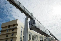 Tàu chạy bằng pin lơ lửng giữa không trung ở Trung Quốc