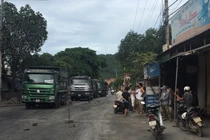 Dân chặn hơn 150 xe tải gây ô nhiễm, tắc đường 5 tiếng đồng hồ