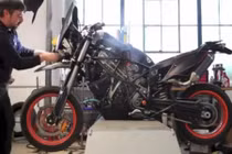 Chiêm ngưỡng mô tô “2 cầu” đầu tiên trên thế giới