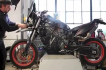 Chiêm ngưỡng mô tô “2 cầu” đầu tiên trên thế giới