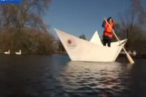 Kỳ lạ thuyền giấy chở người nổi trên mặt nước