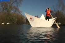 Kỳ lạ thuyền giấy chở người nổi trên mặt nước