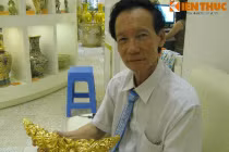 Ông trùm đồ cổ kể chuyện vẽ vàng trên sứ