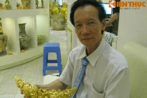 Ông trùm đồ cổ kể chuyện vẽ vàng trên sứ