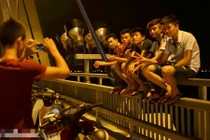 Cảnh tượng xem mà giật mình trên cầu Nhật Tân