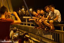 Cảnh tượng xem mà giật mình trên cầu Nhật Tân