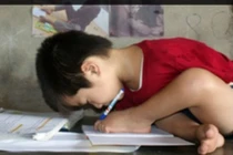 Chữ viết bằng chân tuyệt đẹp của cậu bé không tay