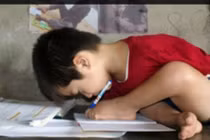 Chữ viết bằng chân tuyệt đẹp của cậu bé không tay