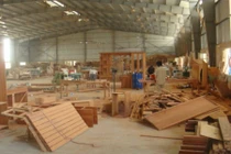 Cửa sắt sập trúng đầu, bé trai tử vong tại chỗ