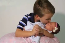 Tâm sự của 6 anh em trai khi lần đầu có em gái