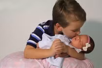 Tâm sự của 6 anh em trai khi lần đầu có em gái